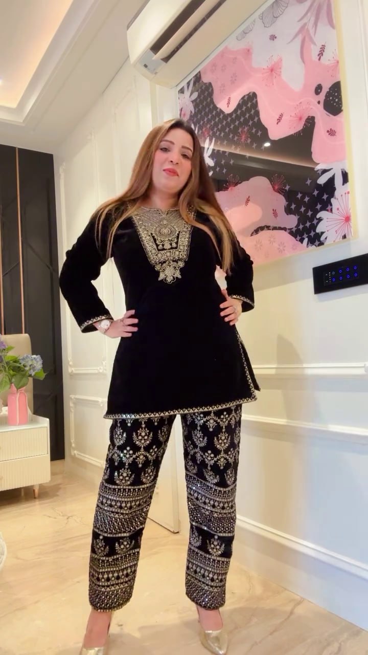 Robe de travail brodée en georgette fleurie artificielle avec de riches paillettes