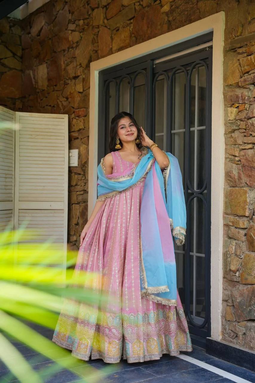 Präsentation des exklusiven Anarkali-Shooting-Designs