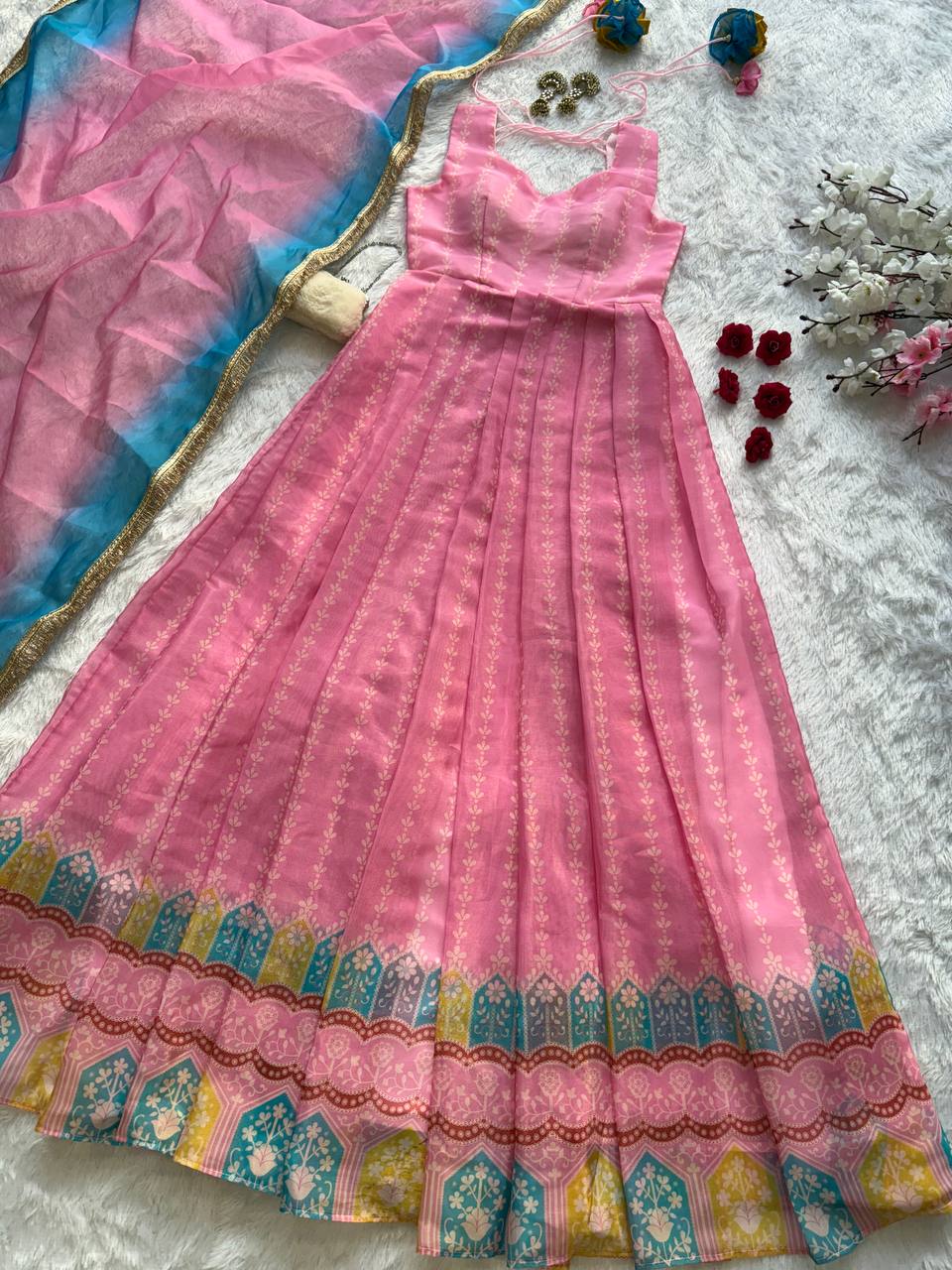 Präsentation des exklusiven Anarkali-Shooting-Designs