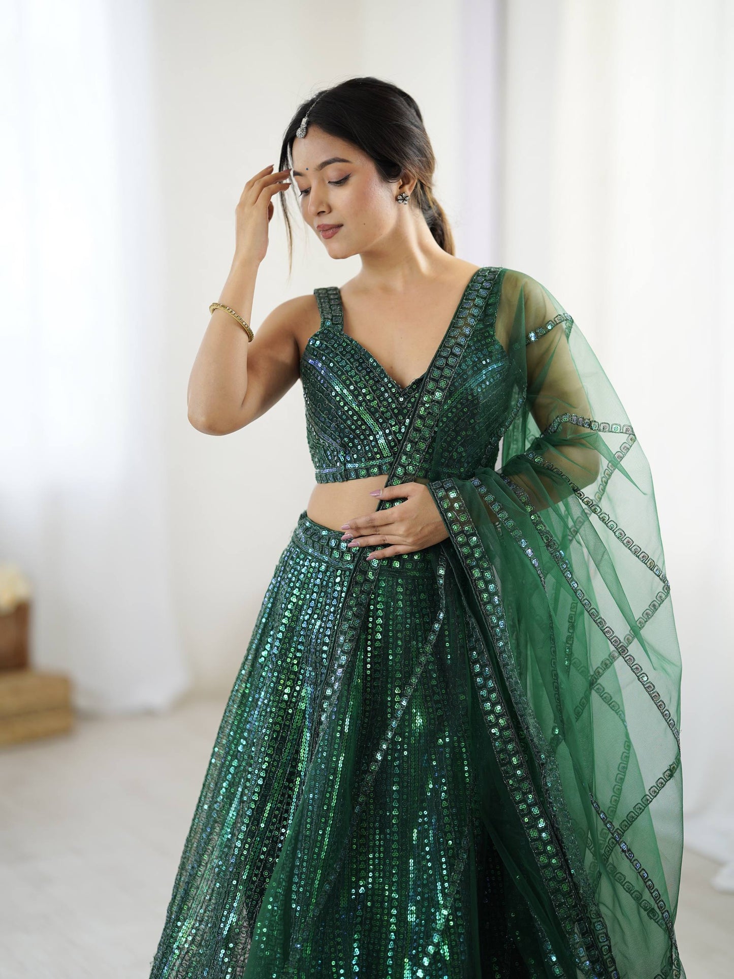 Sehen Sie umwerfend aus in diesem wunderschönen cremefarbenen Lehenga-Set
