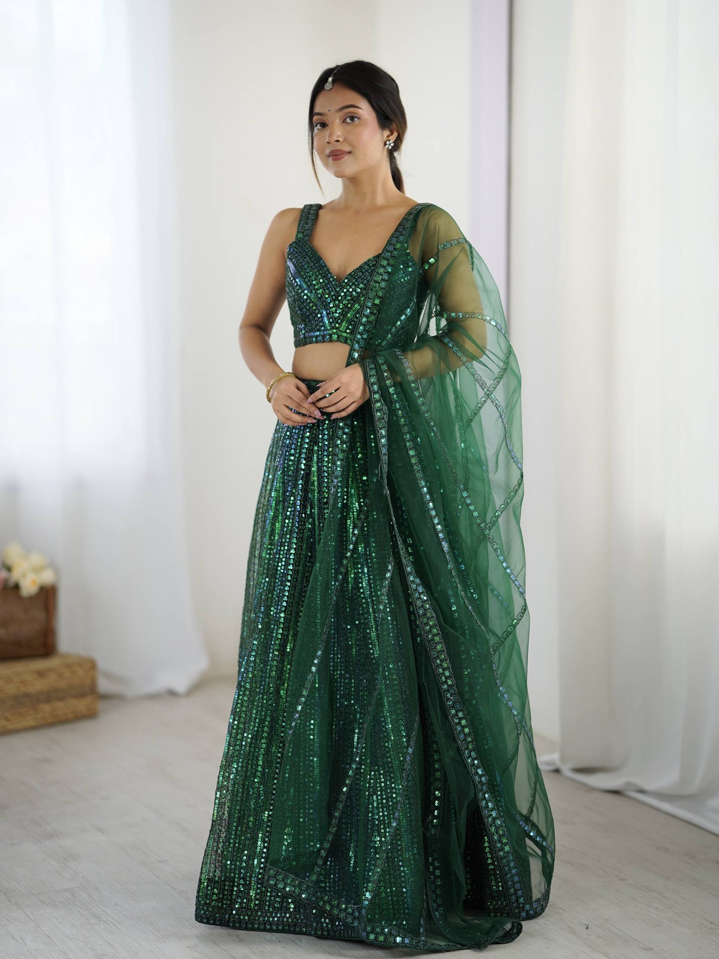 Sehen Sie umwerfend aus in diesem wunderschönen cremefarbenen Lehenga-Set
