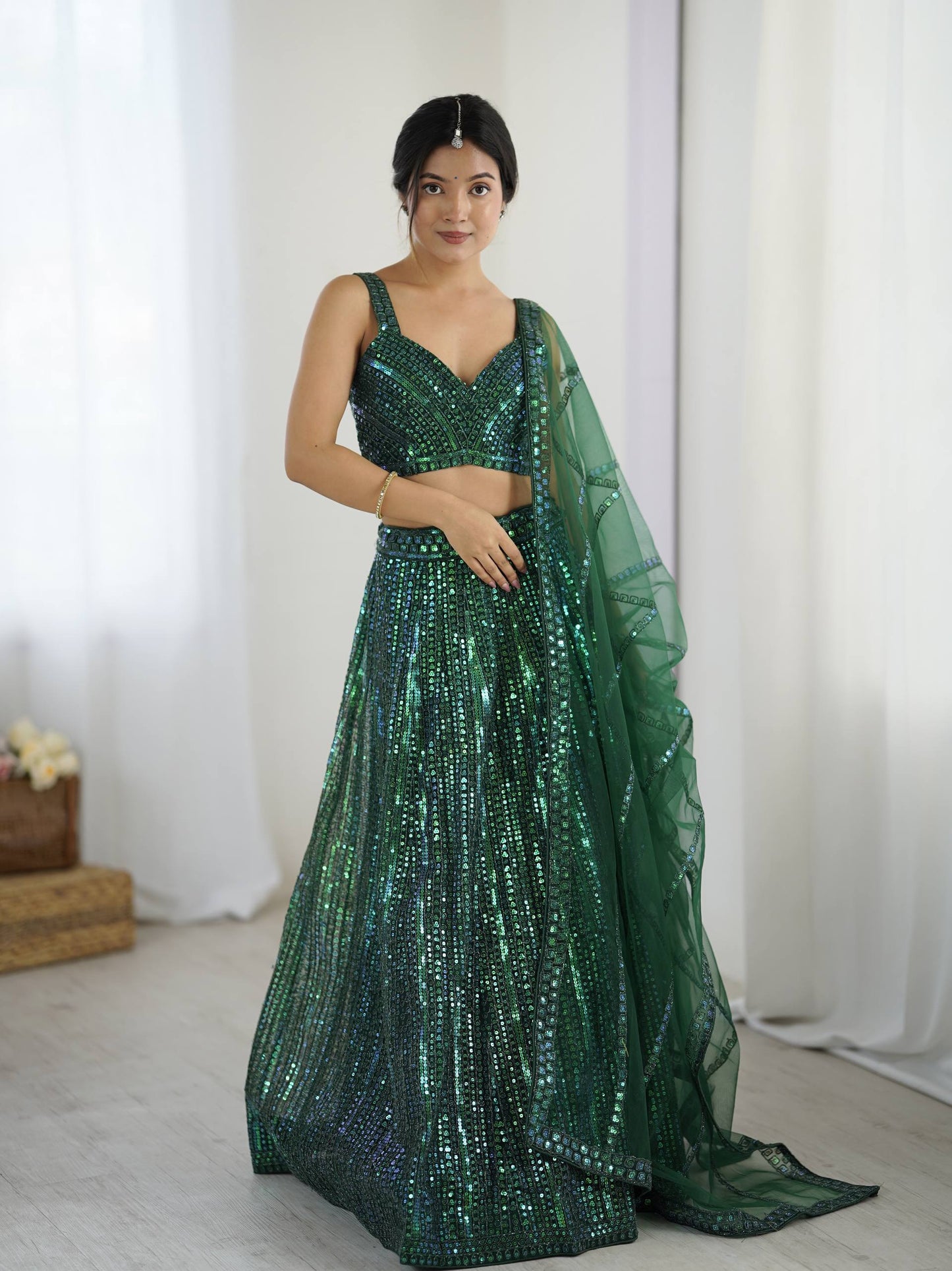 Sehen Sie umwerfend aus in diesem wunderschönen cremefarbenen Lehenga-Set