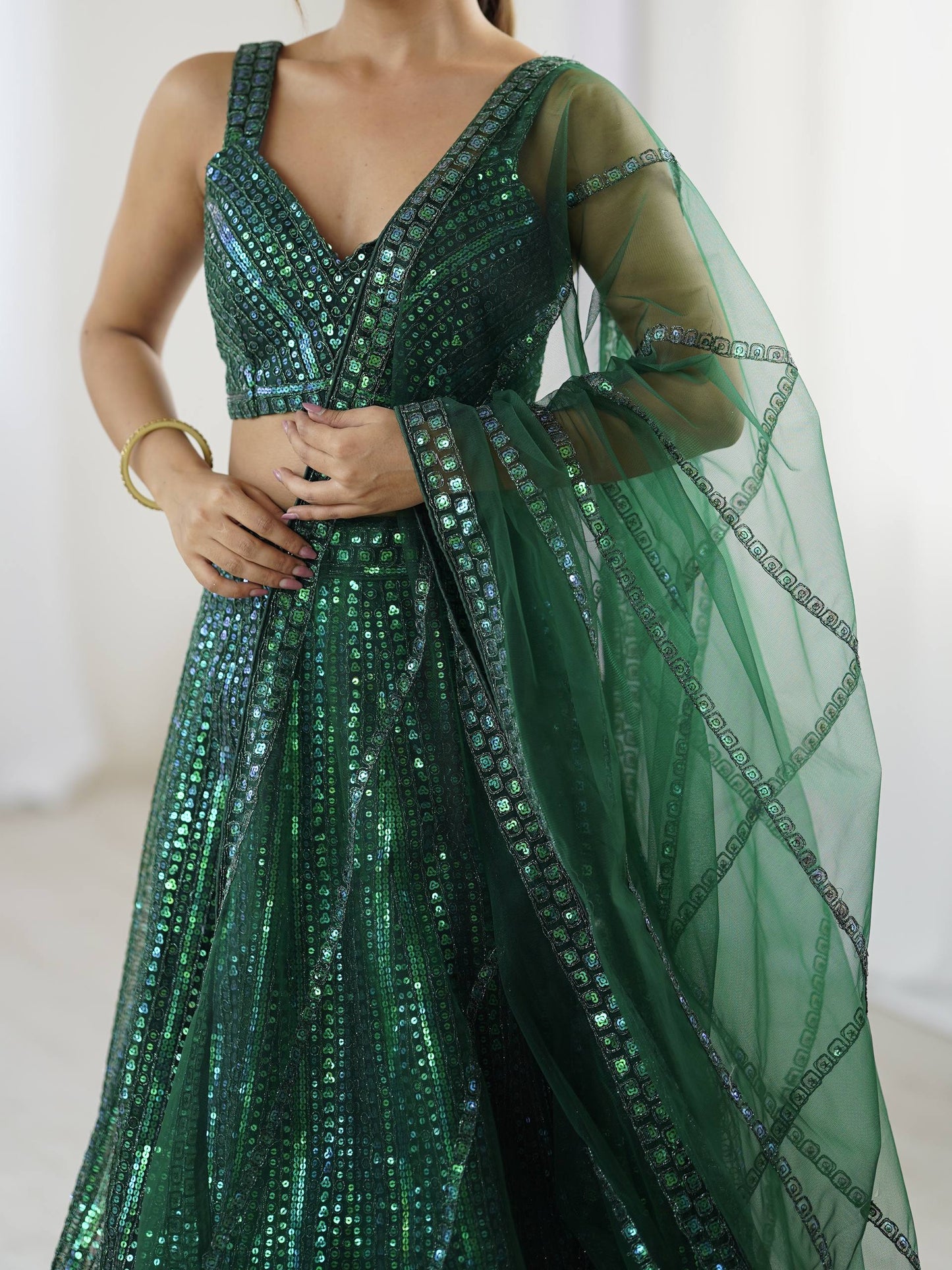 Sehen Sie umwerfend aus in diesem wunderschönen cremefarbenen Lehenga-Set