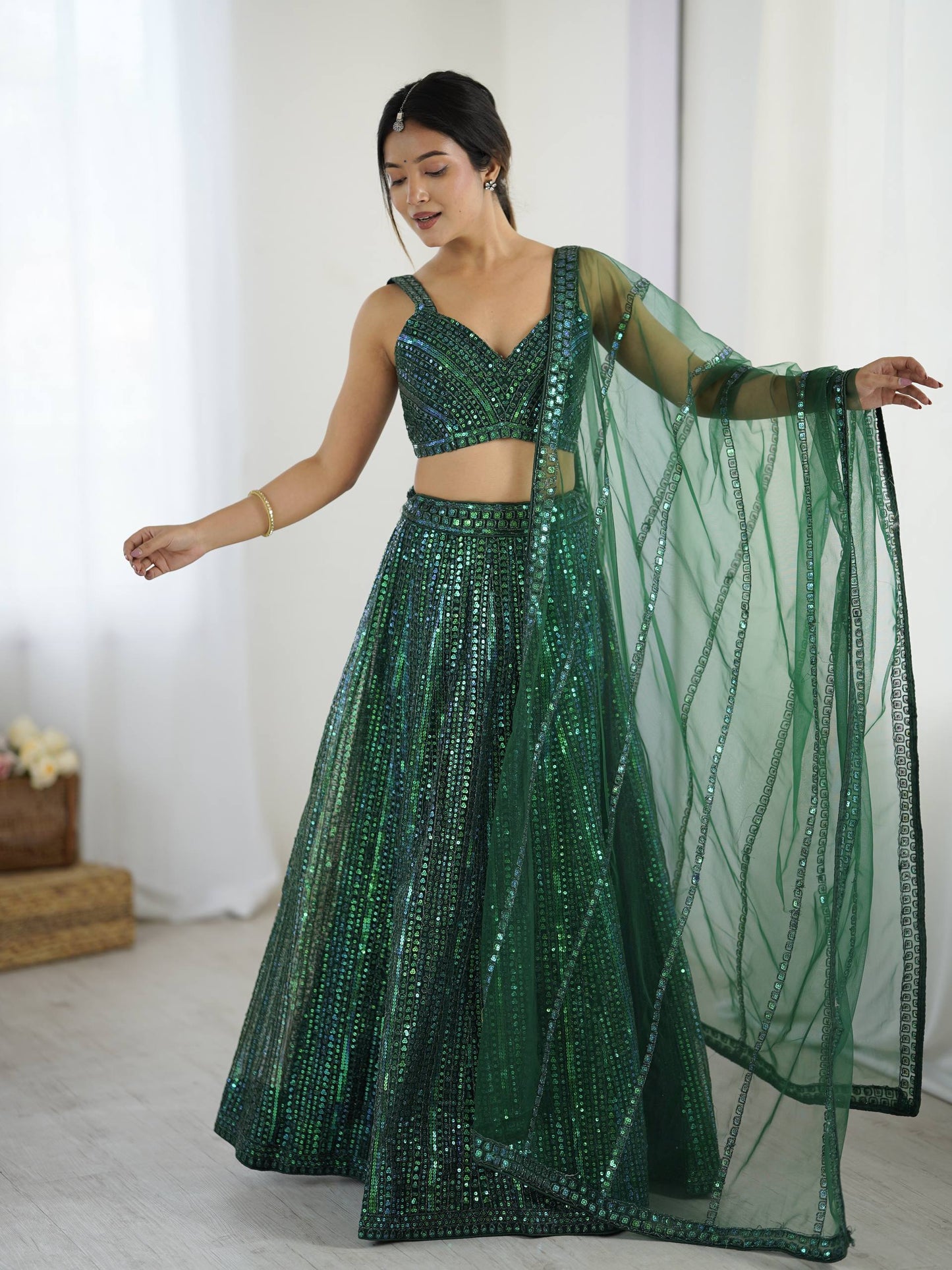Sehen Sie umwerfend aus in diesem wunderschönen cremefarbenen Lehenga-Set