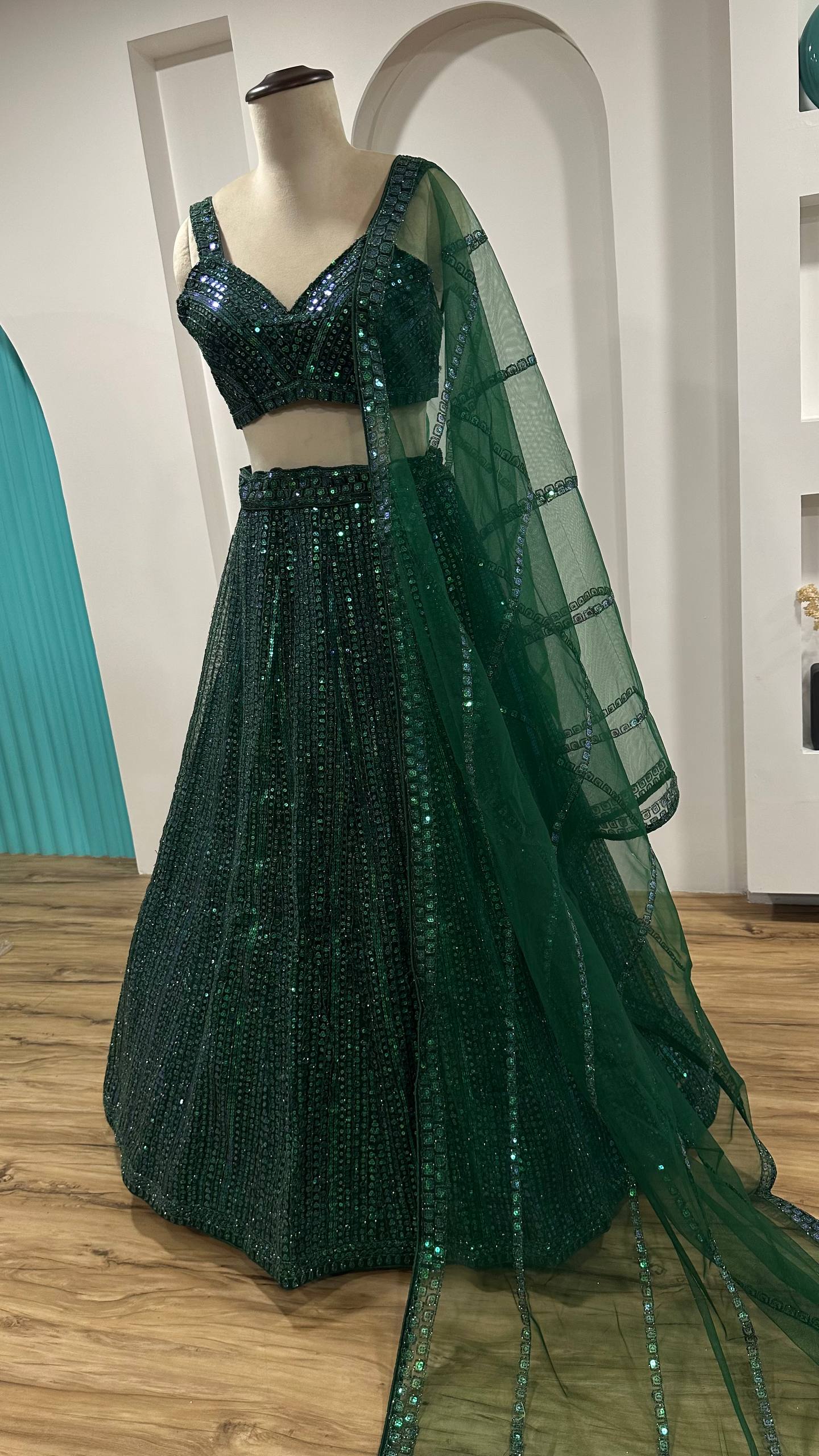 Sehen Sie umwerfend aus in diesem wunderschönen cremefarbenen Lehenga-Set