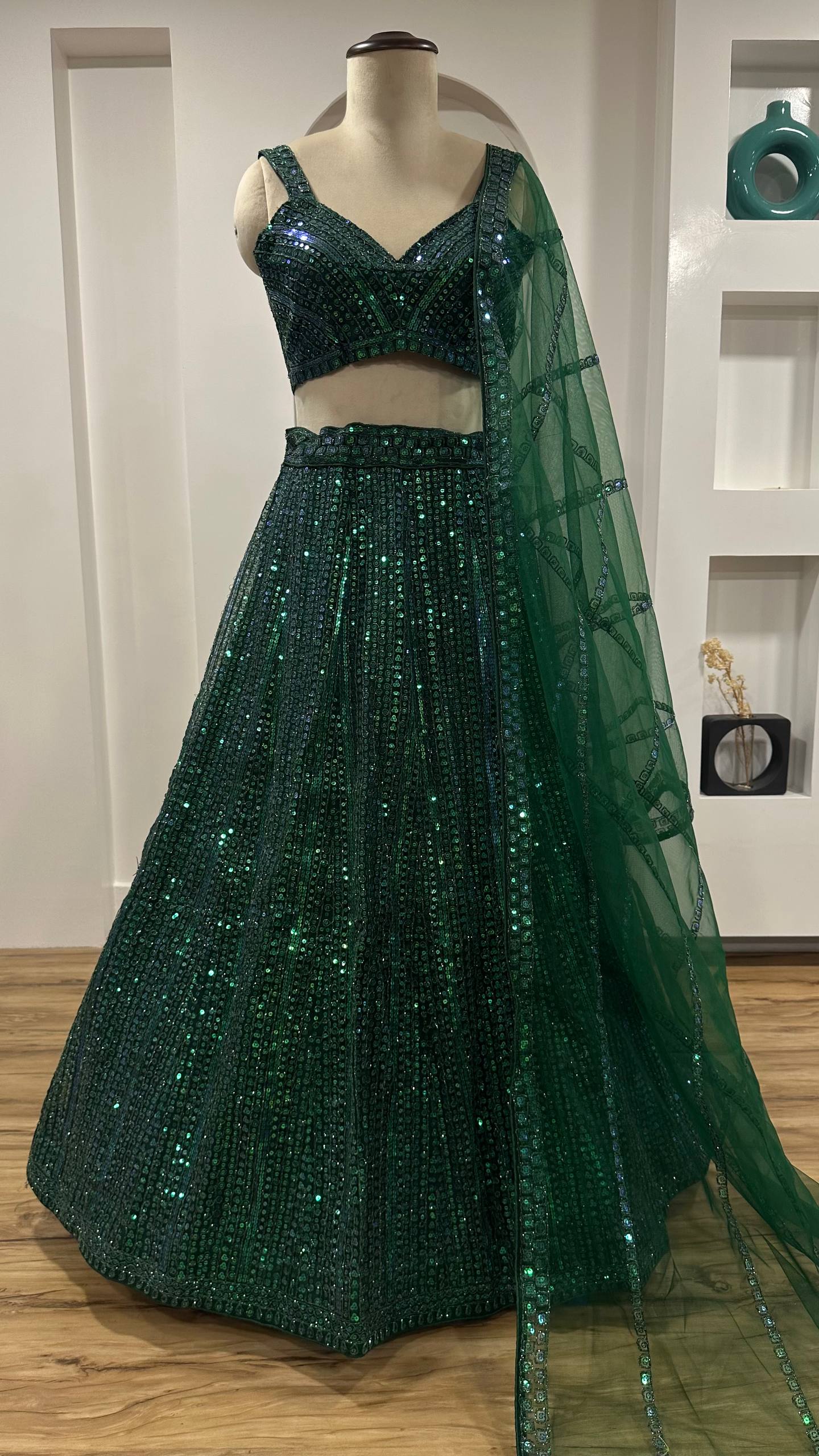 Sehen Sie umwerfend aus in diesem wunderschönen cremefarbenen Lehenga-Set