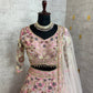 Sehen Sie umwerfend aus in diesem wunderschönen cremefarbenen Lehenga-Set