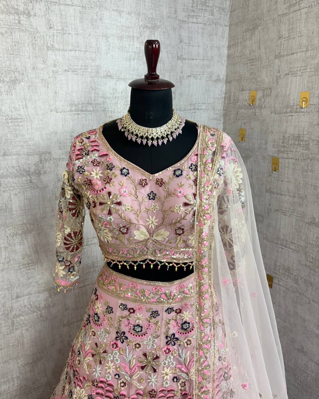 Sehen Sie umwerfend aus in diesem wunderschönen cremefarbenen Lehenga-Set