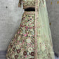 Sehen Sie umwerfend aus in diesem wunderschönen cremefarbenen Lehenga-Set