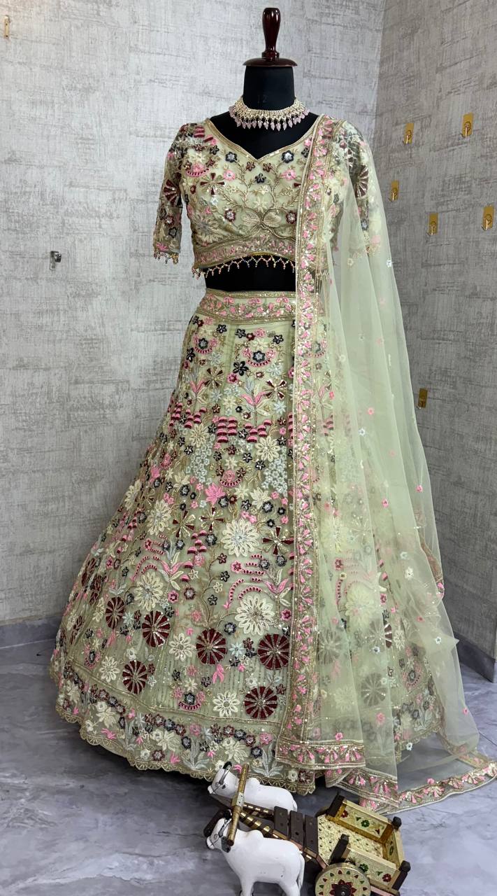 Sehen Sie umwerfend aus in diesem wunderschönen cremefarbenen Lehenga-Set