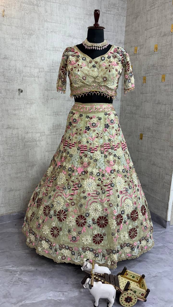 Sehen Sie umwerfend aus in diesem wunderschönen cremefarbenen Lehenga-Set