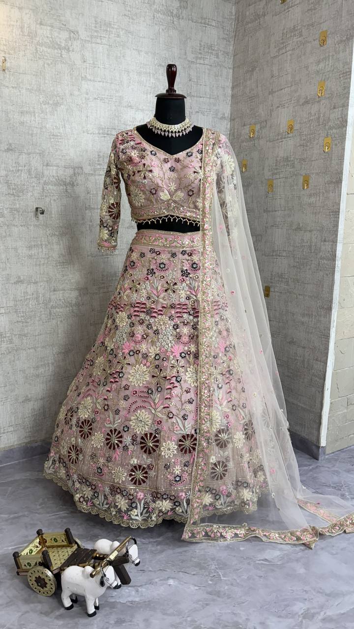 Sehen Sie umwerfend aus in diesem wunderschönen cremefarbenen Lehenga-Set
