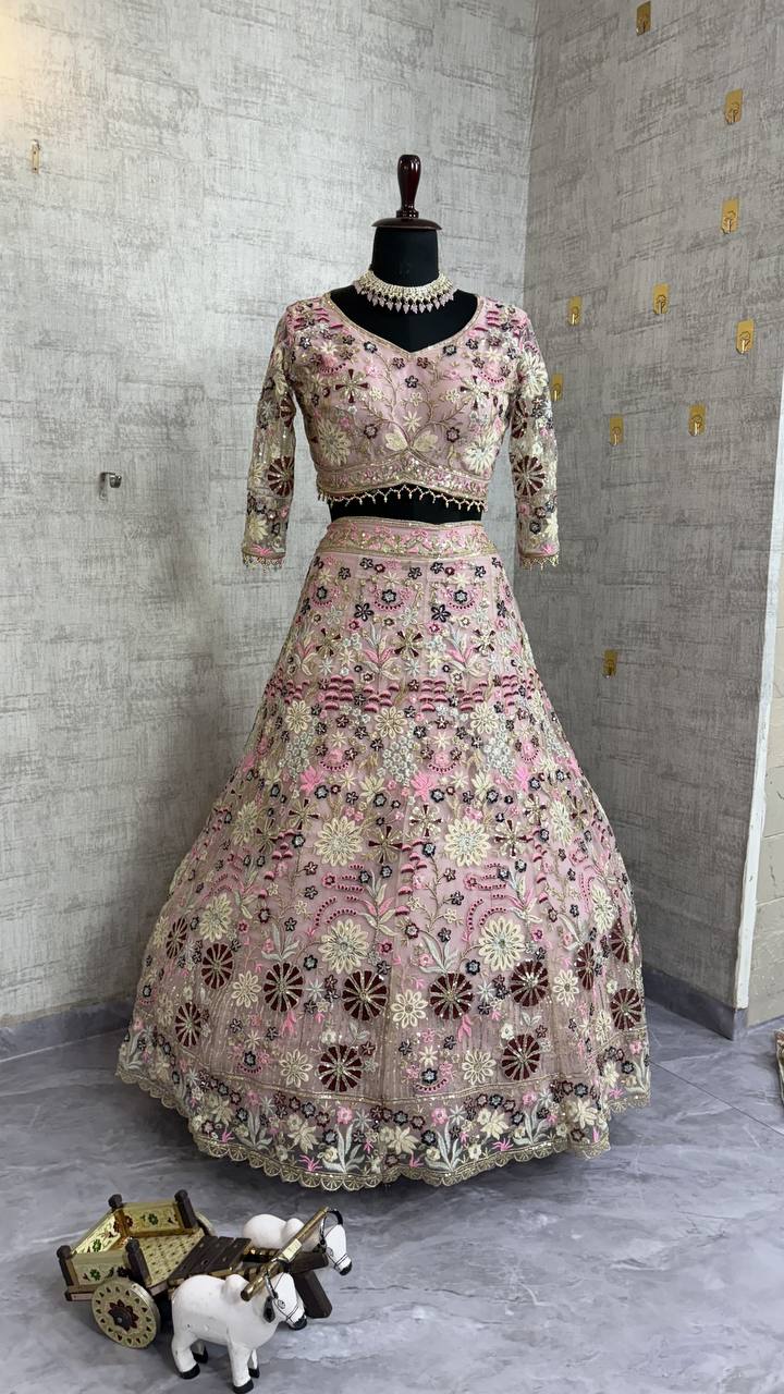 Sehen Sie umwerfend aus in diesem wunderschönen cremefarbenen Lehenga-Set