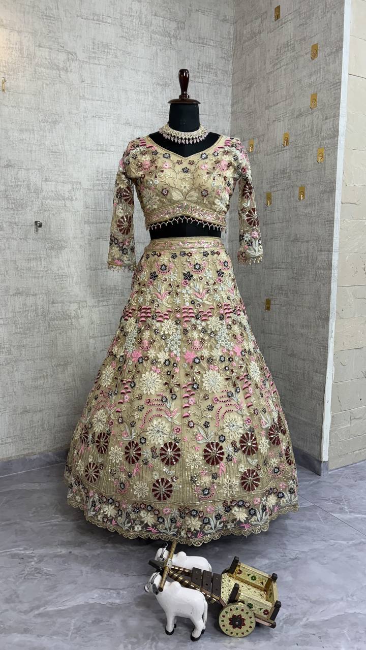 Sehen Sie umwerfend aus in diesem wunderschönen cremefarbenen Lehenga-Set