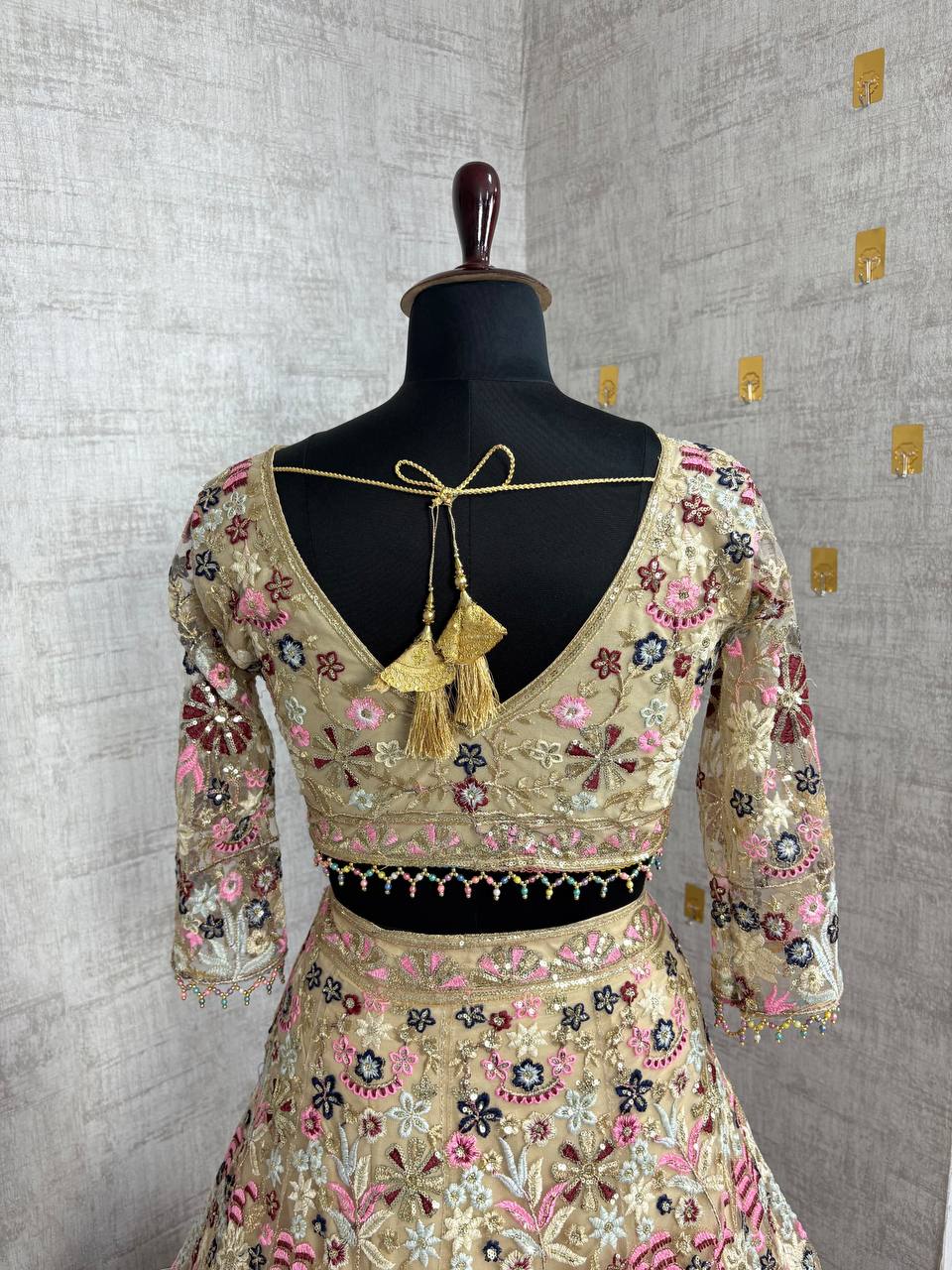Sehen Sie umwerfend aus in diesem wunderschönen cremefarbenen Lehenga-Set