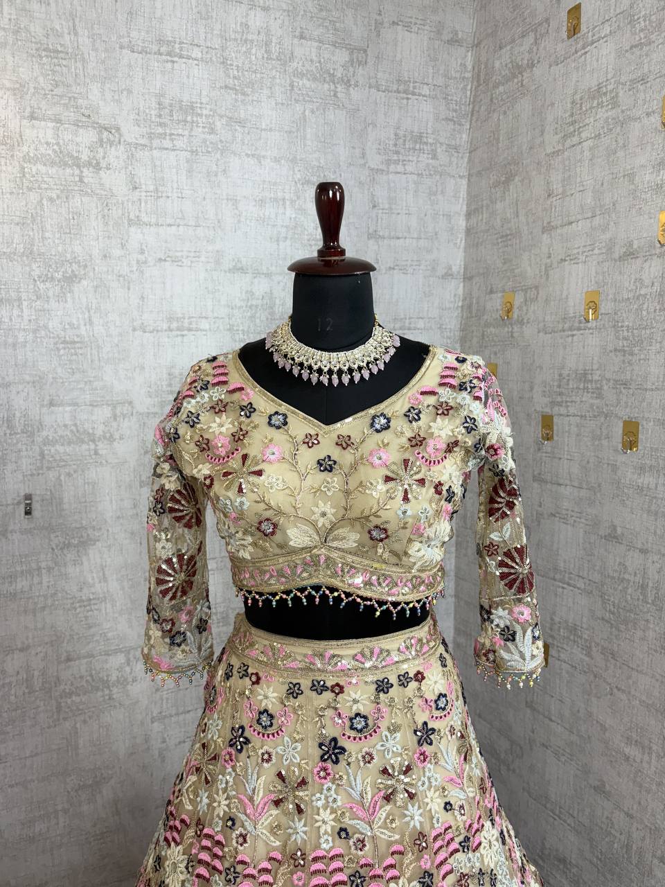 Sehen Sie umwerfend aus in diesem wunderschönen cremefarbenen Lehenga-Set