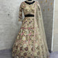 Sehen Sie umwerfend aus in diesem wunderschönen cremefarbenen Lehenga-Set