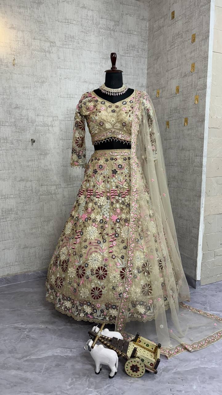 Sehen Sie umwerfend aus in diesem wunderschönen cremefarbenen Lehenga-Set