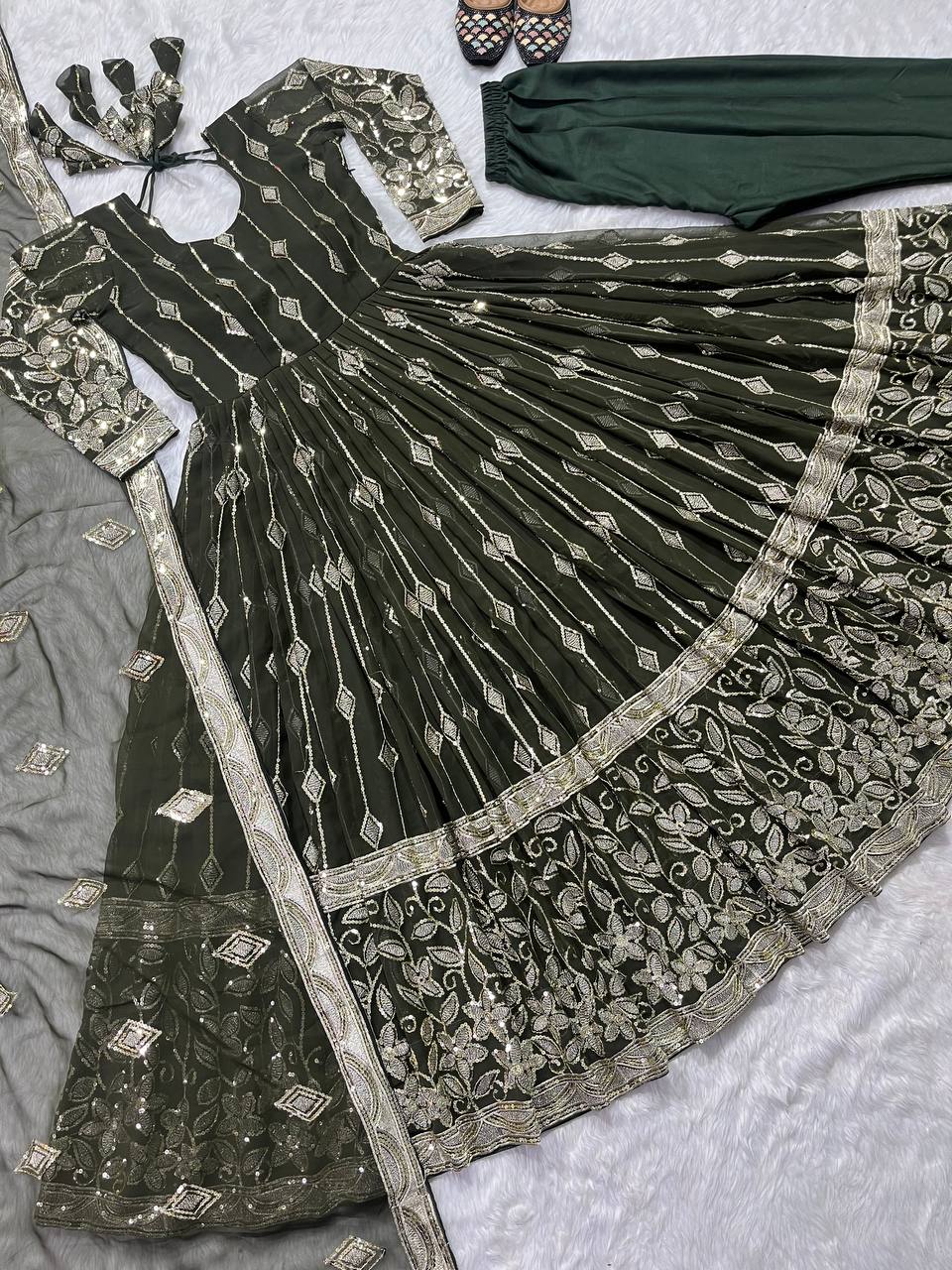 New Đěsigner Anarkali Suit In New Fancy Style