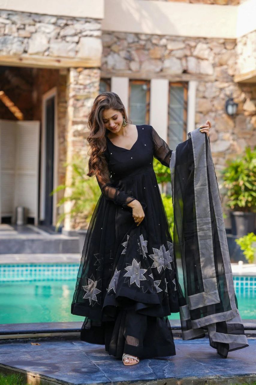 Präsentation des exklusiven Anarkali-Shooting-Designs