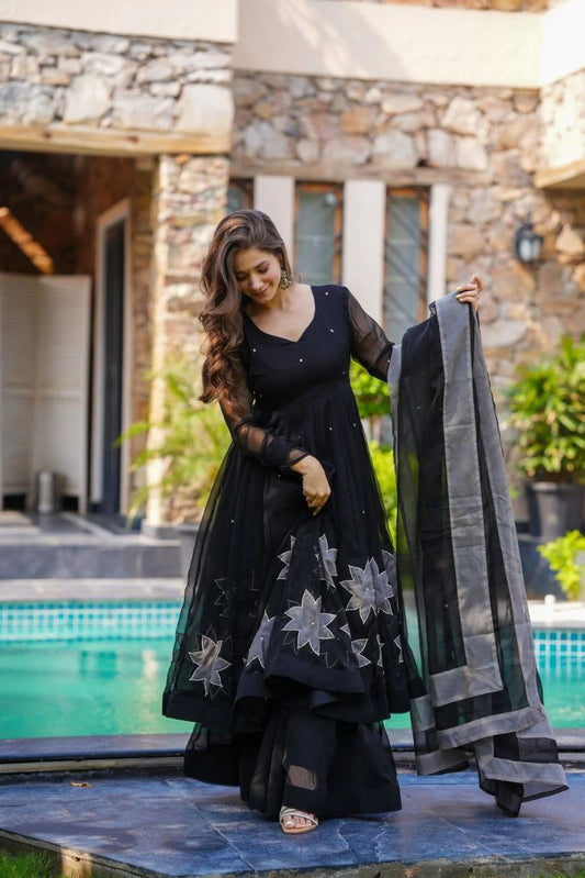 Präsentation des exklusiven Anarkali-Shooting-Designs