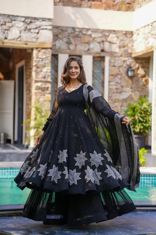 Präsentation des exklusiven Anarkali-Shooting-Designs
