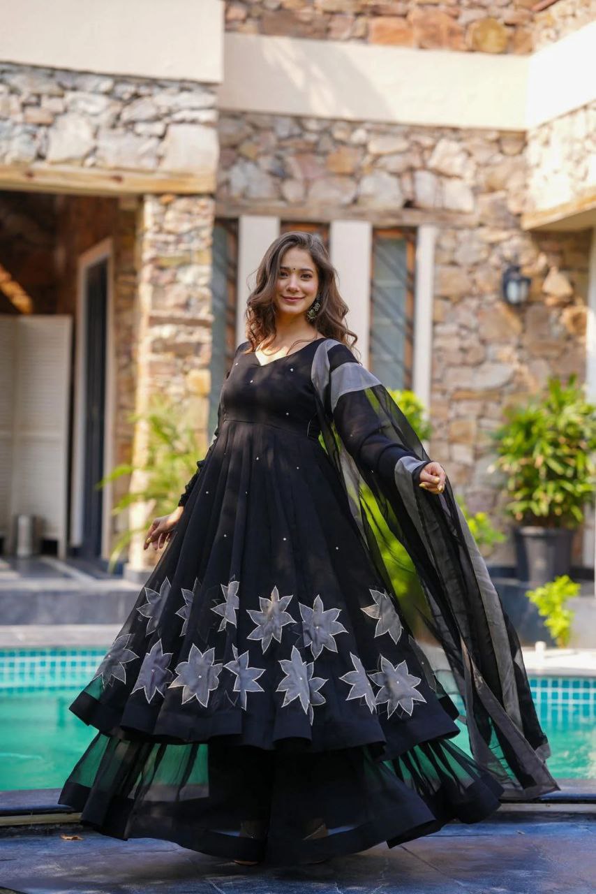Präsentation des exklusiven Anarkali-Shooting-Designs