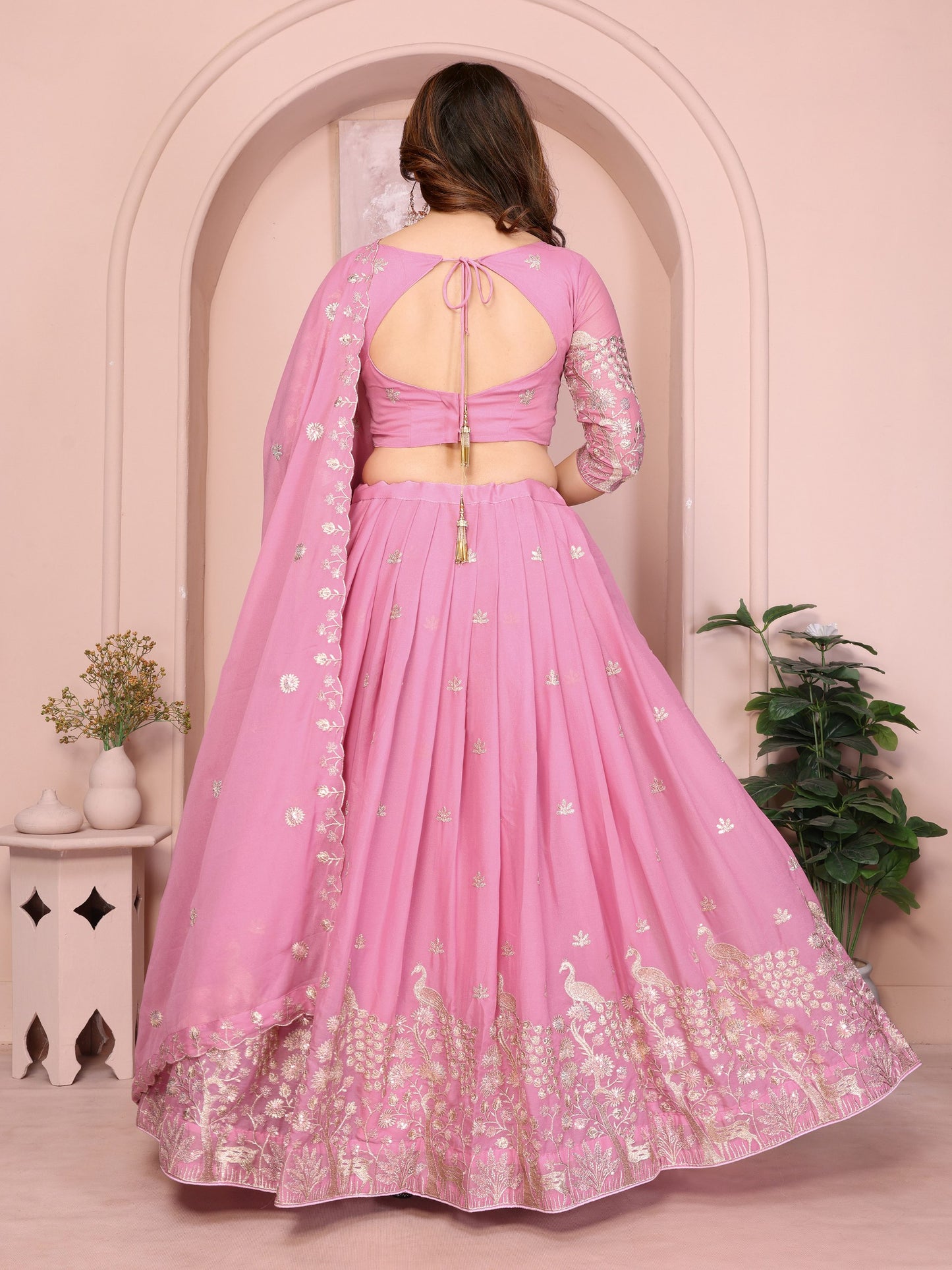 Soyez magnifique dans ce magnifique ensemble lehenga blanc cassé