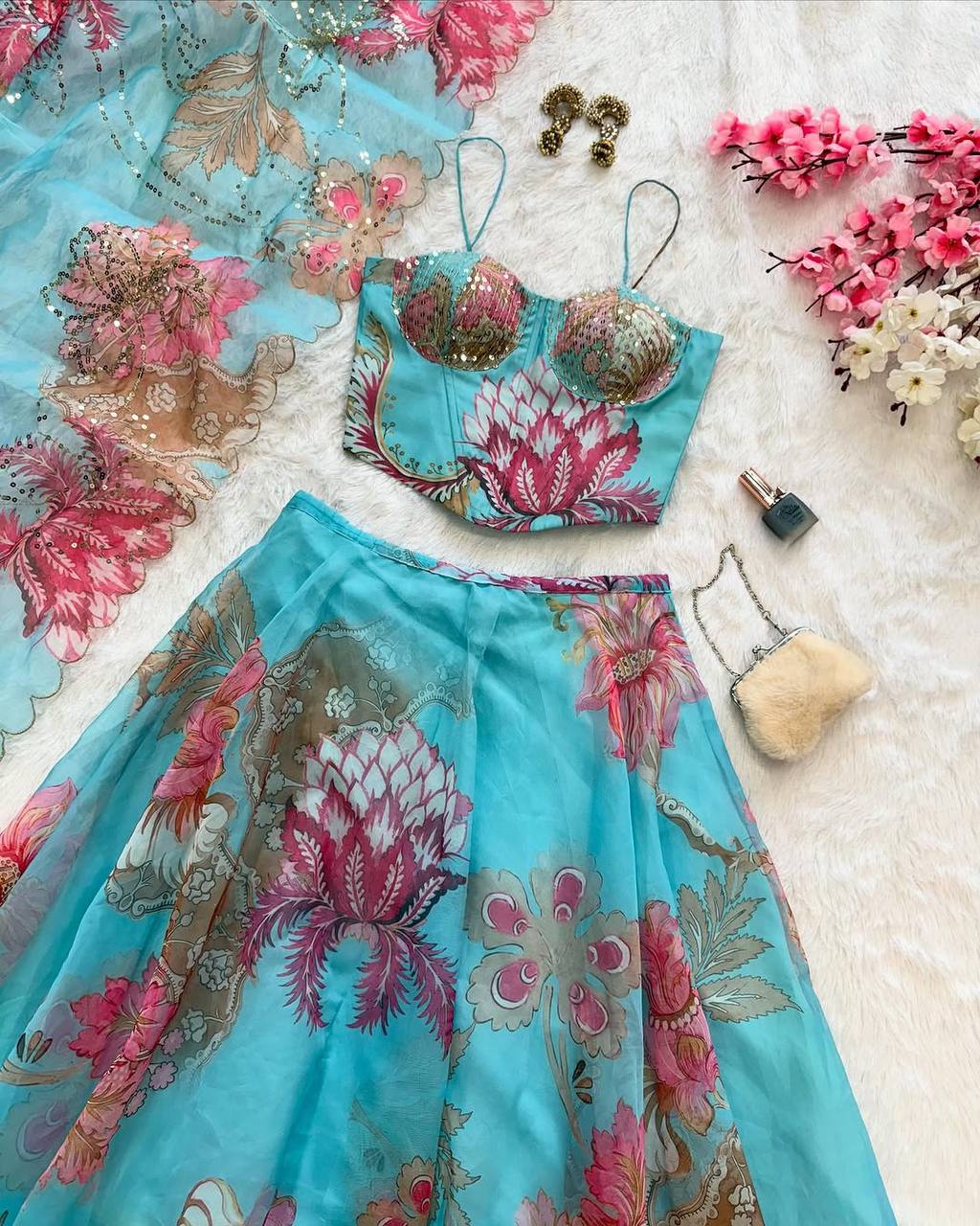 Sehen Sie umwerfend aus in diesem wunderschönen cremefarbenen Lehenga-Set