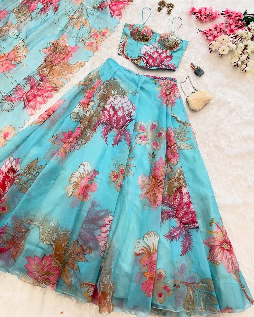 Sehen Sie umwerfend aus in diesem wunderschönen cremefarbenen Lehenga-Set
