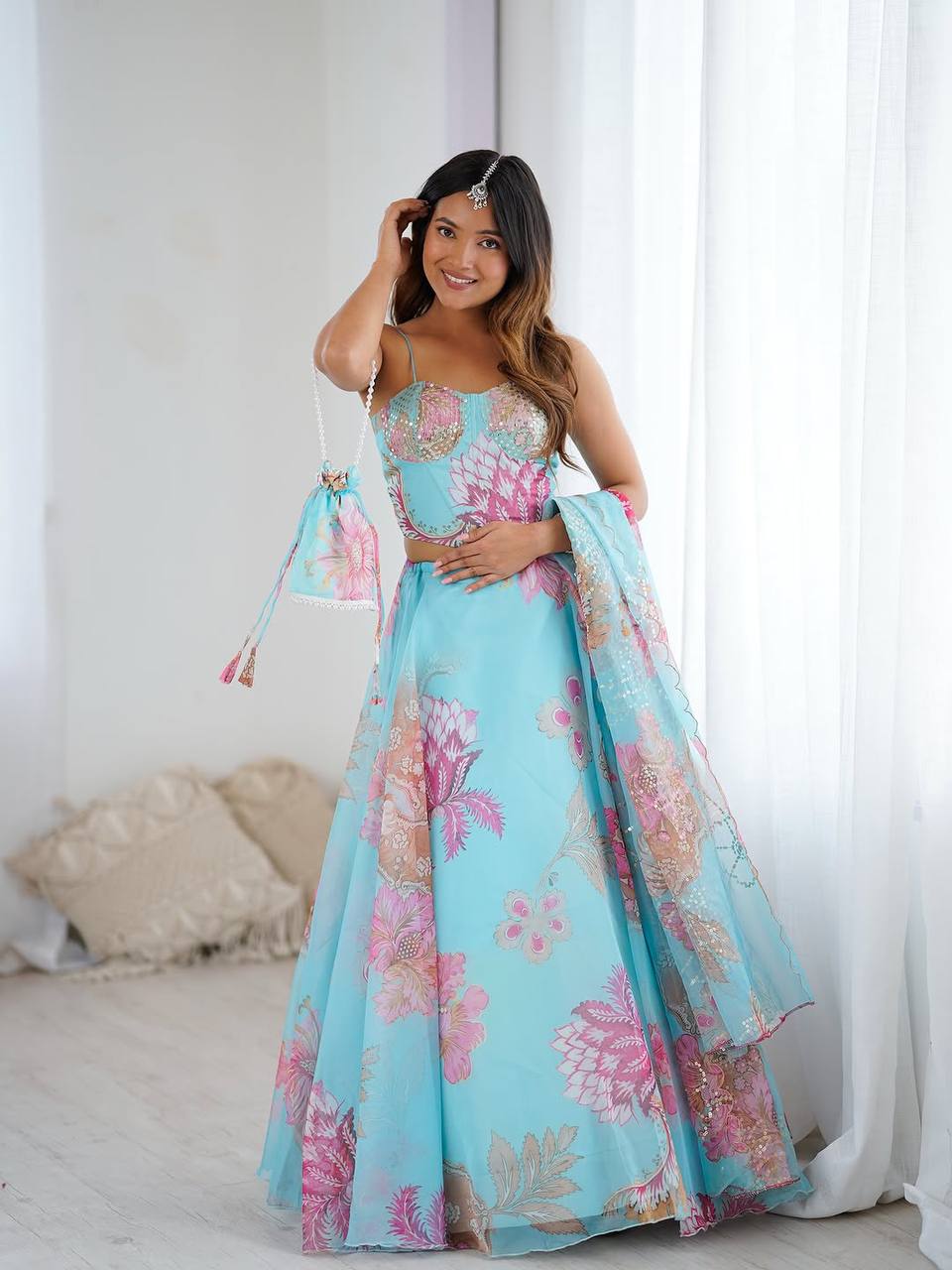 Sehen Sie umwerfend aus in diesem wunderschönen cremefarbenen Lehenga-Set