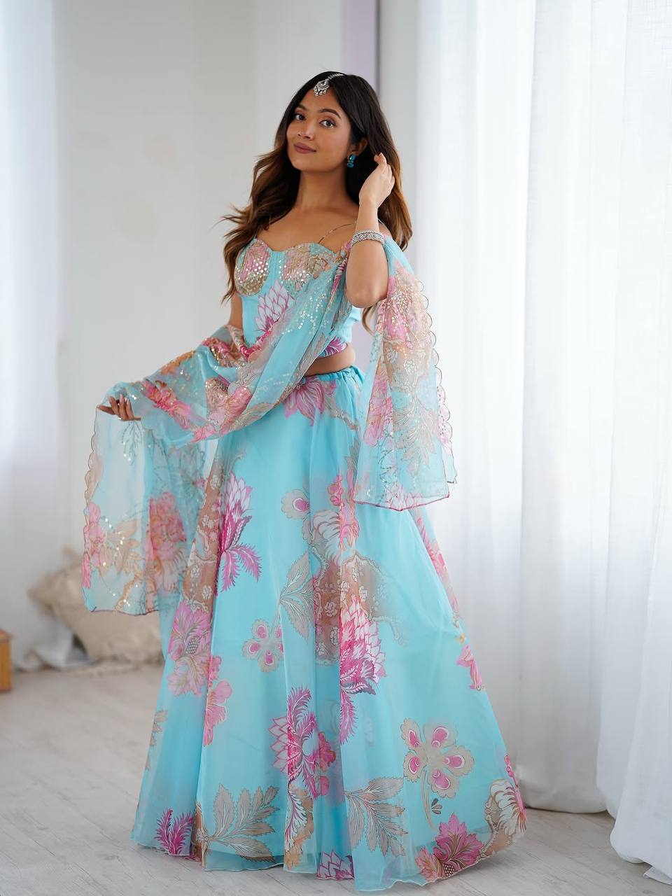 Sehen Sie umwerfend aus in diesem wunderschönen cremefarbenen Lehenga-Set