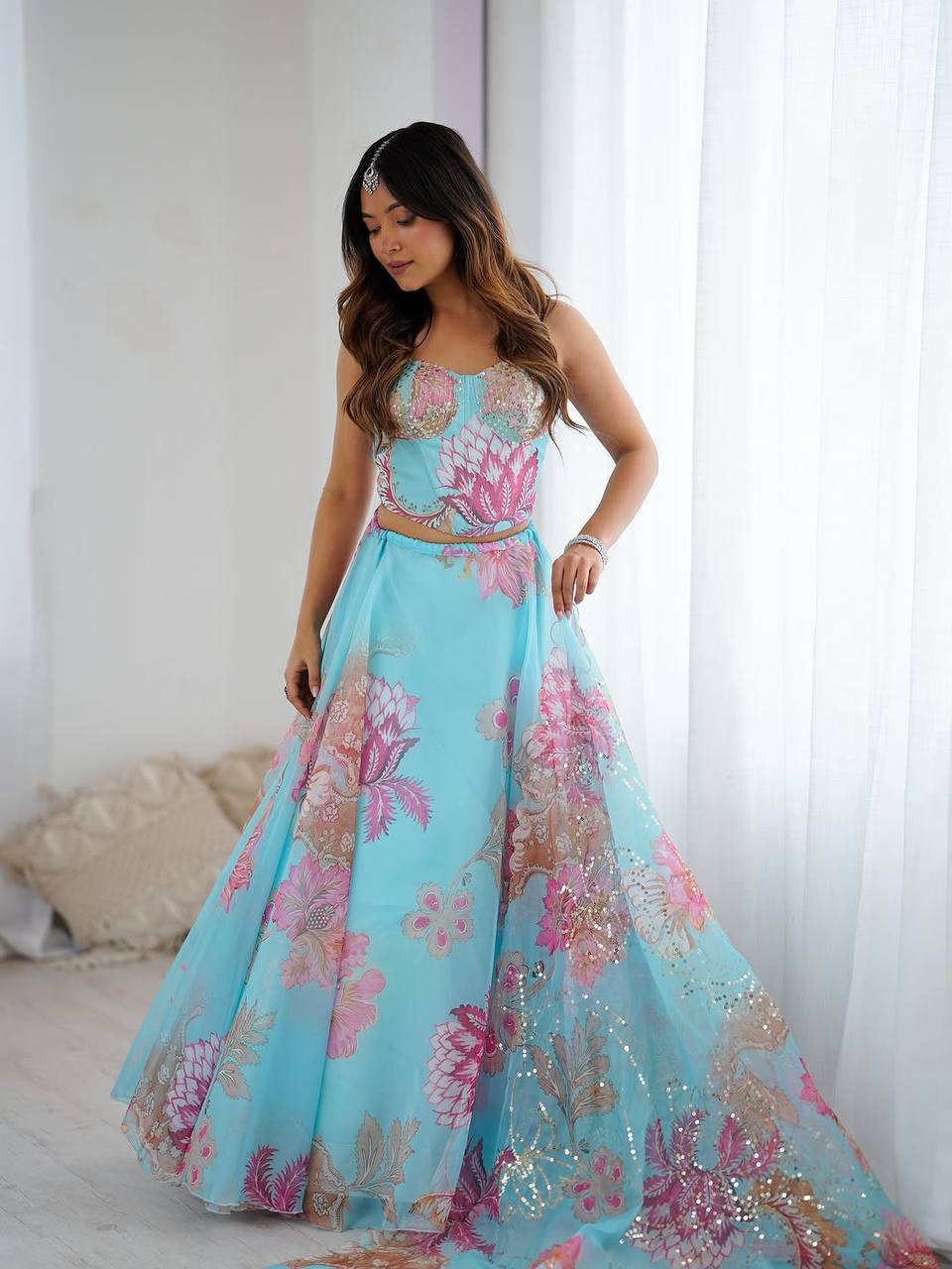 Sehen Sie umwerfend aus in diesem wunderschönen cremefarbenen Lehenga-Set