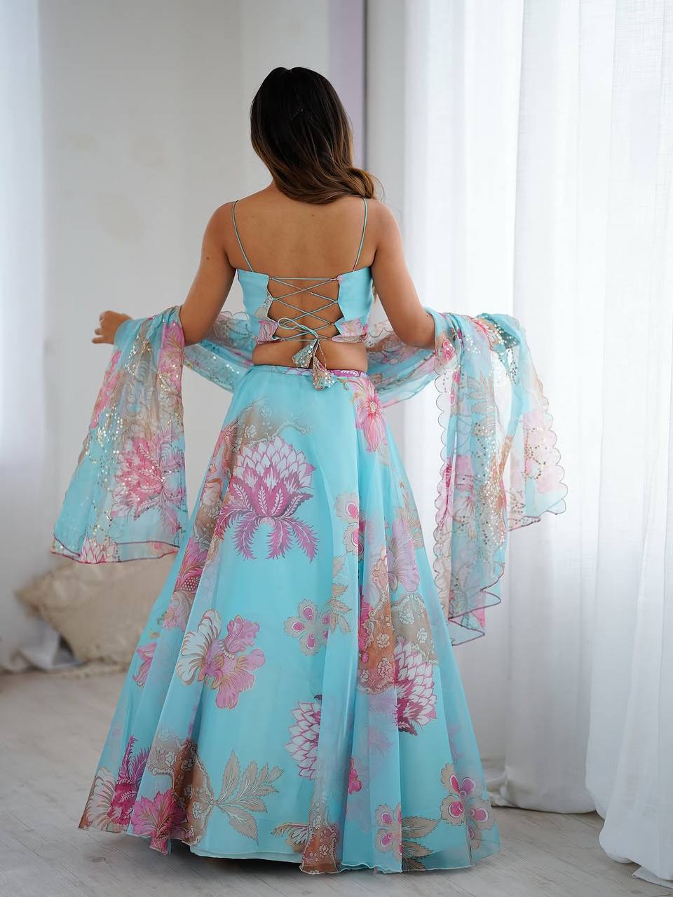 Sehen Sie umwerfend aus in diesem wunderschönen cremefarbenen Lehenga-Set