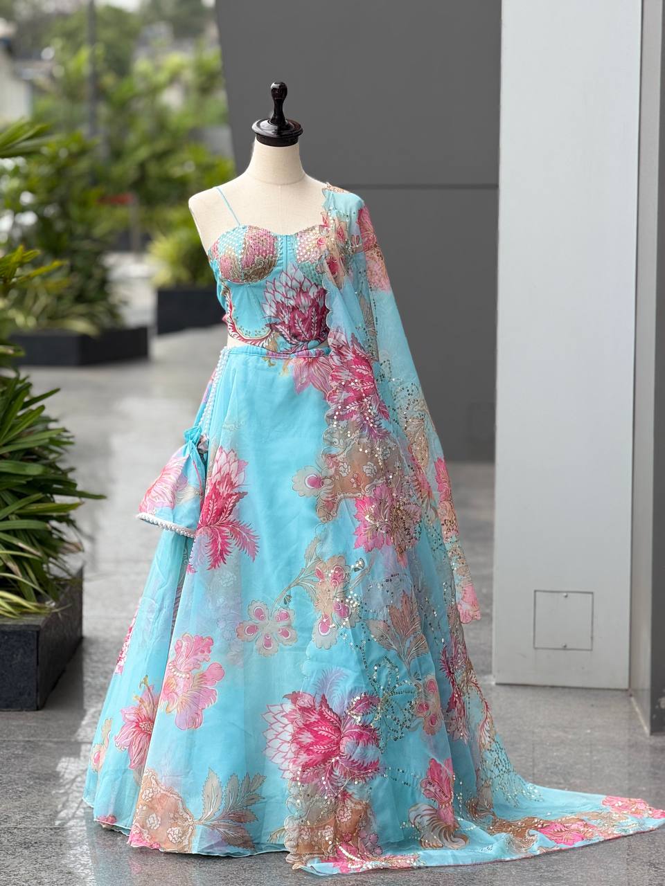 Sehen Sie umwerfend aus in diesem wunderschönen cremefarbenen Lehenga-Set