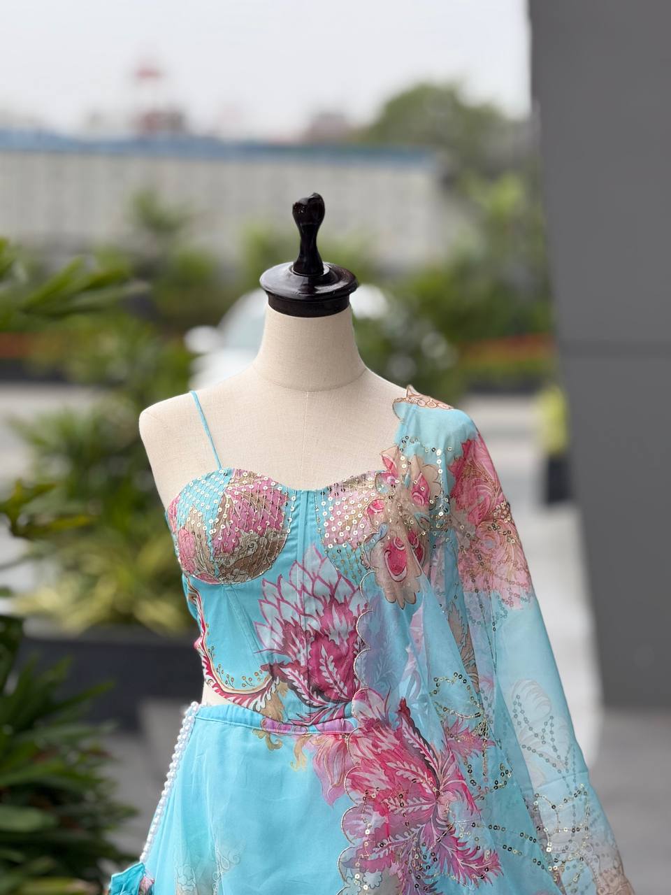 Sehen Sie umwerfend aus in diesem wunderschönen cremefarbenen Lehenga-Set