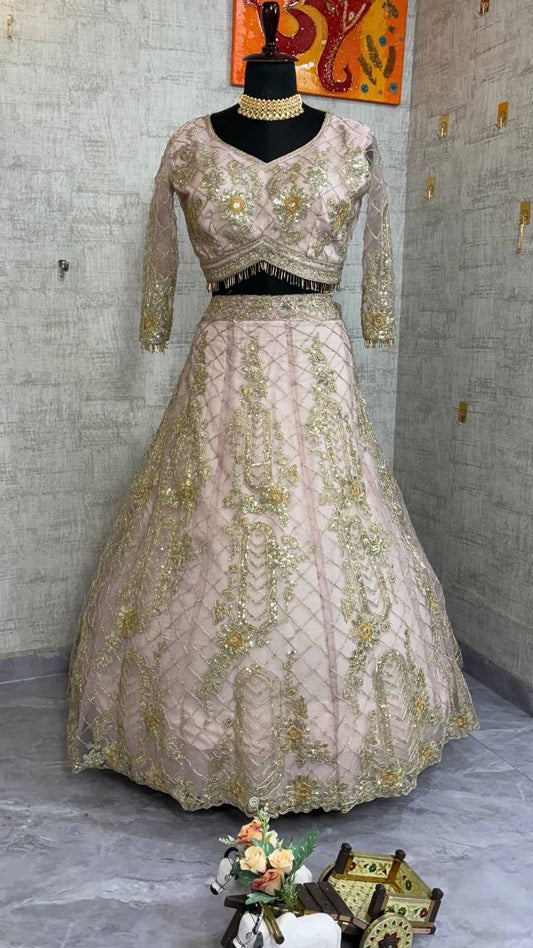 Sehen Sie umwerfend aus in diesem wunderschönen cremefarbenen Lehenga-Set