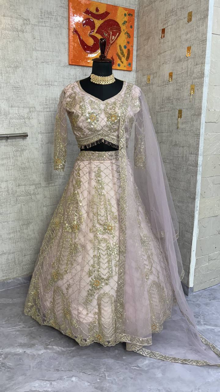 Sehen Sie umwerfend aus in diesem wunderschönen cremefarbenen Lehenga-Set
