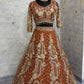 Sehen Sie umwerfend aus in diesem wunderschönen cremefarbenen Lehenga-Set