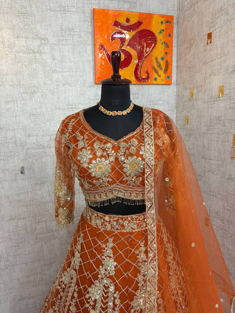 Sehen Sie umwerfend aus in diesem wunderschönen cremefarbenen Lehenga-Set