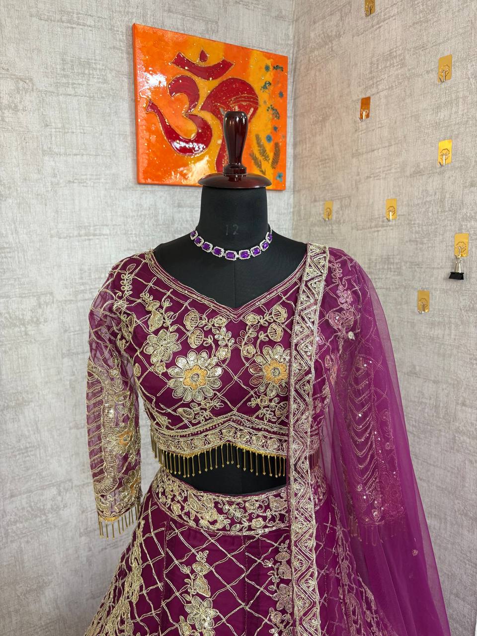 Sehen Sie umwerfend aus in diesem wunderschönen cremefarbenen Lehenga-Set
