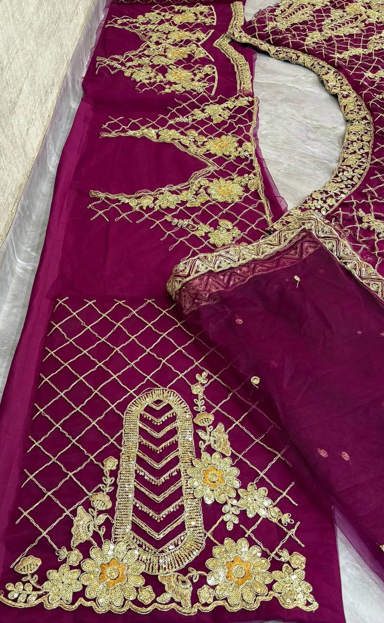 Sehen Sie umwerfend aus in diesem wunderschönen cremefarbenen Lehenga-Set