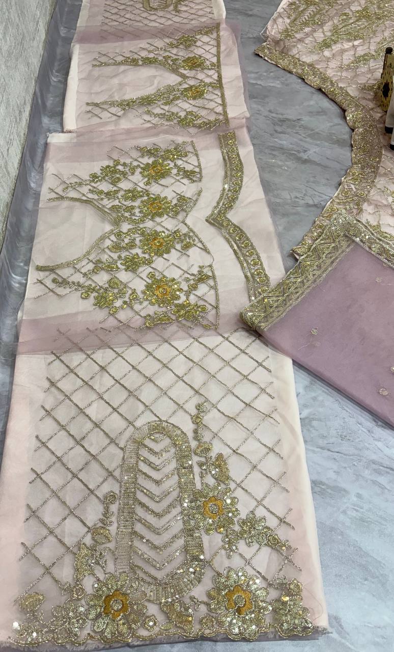 Sehen Sie umwerfend aus in diesem wunderschönen cremefarbenen Lehenga-Set