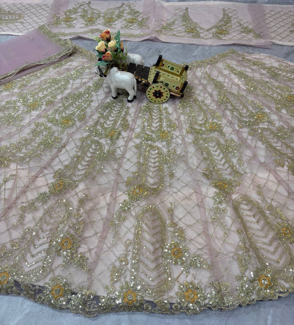 Sehen Sie umwerfend aus in diesem wunderschönen cremefarbenen Lehenga-Set