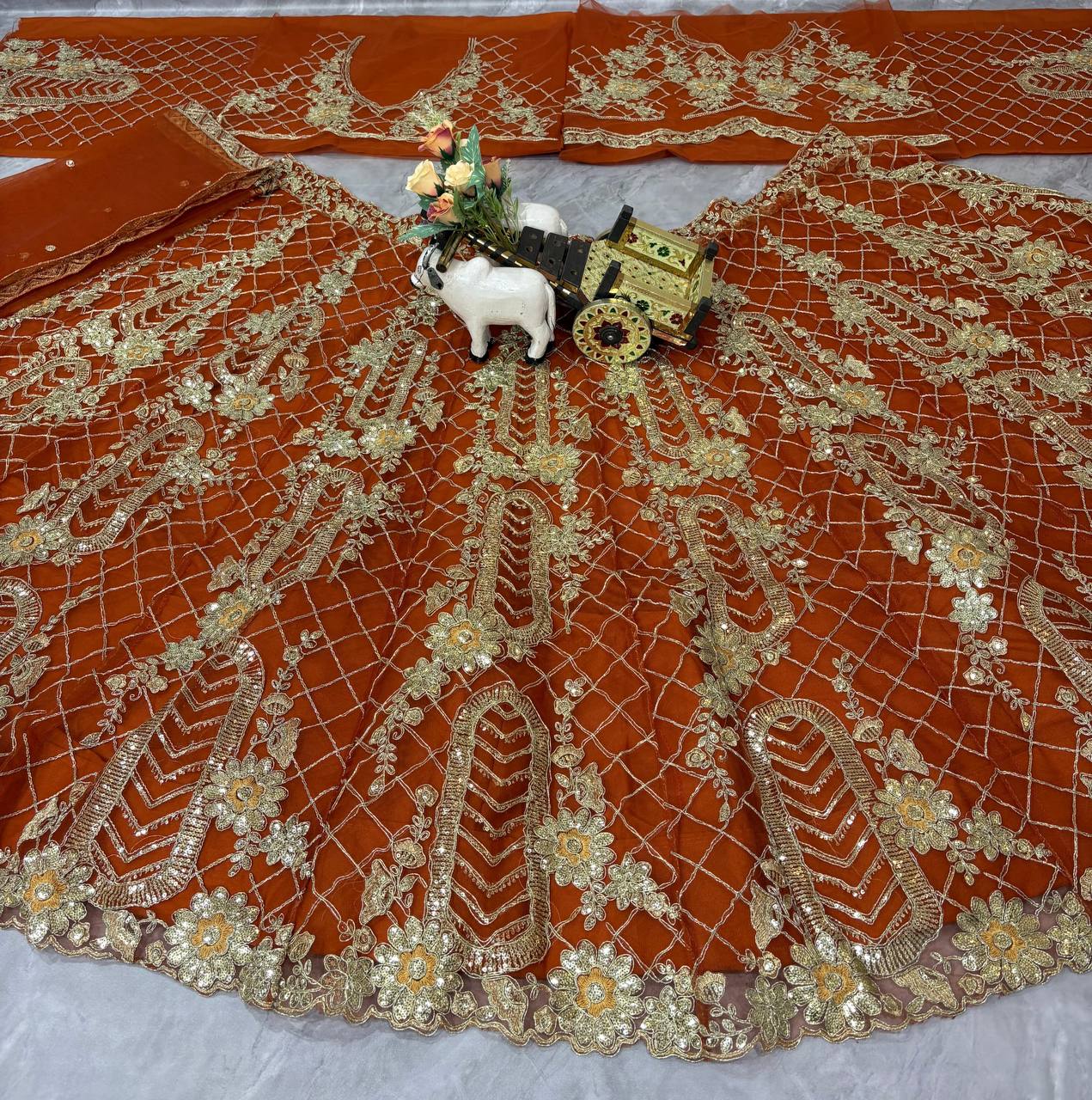 Sehen Sie umwerfend aus in diesem wunderschönen cremefarbenen Lehenga-Set