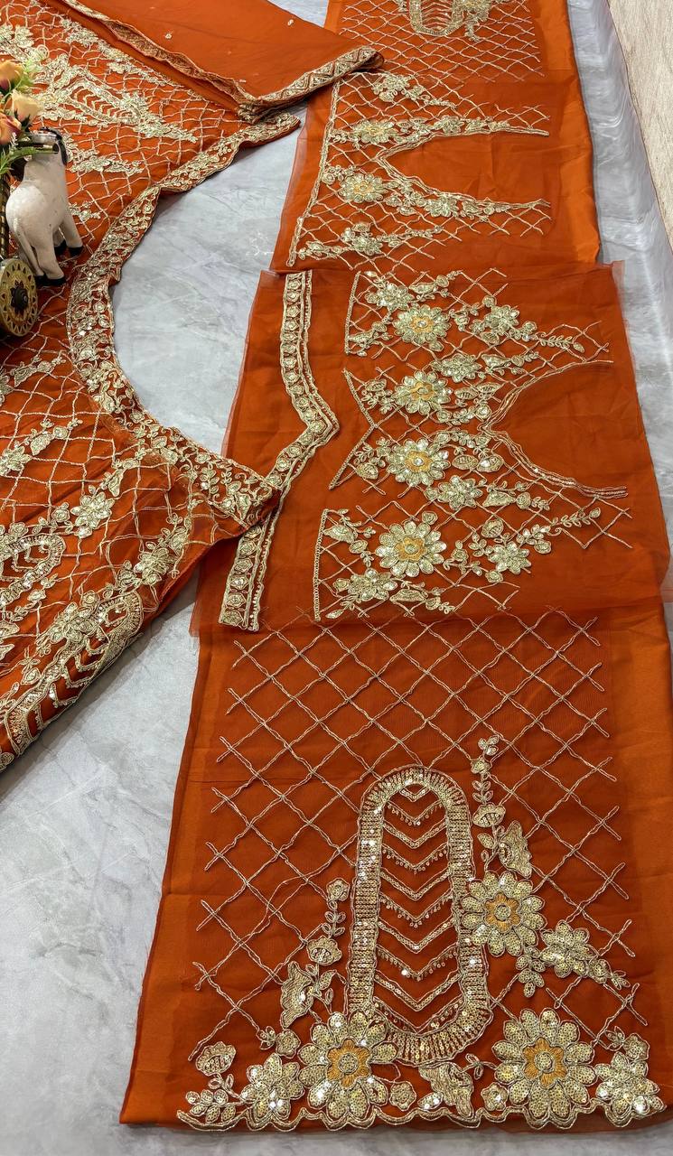 Sehen Sie umwerfend aus in diesem wunderschönen cremefarbenen Lehenga-Set