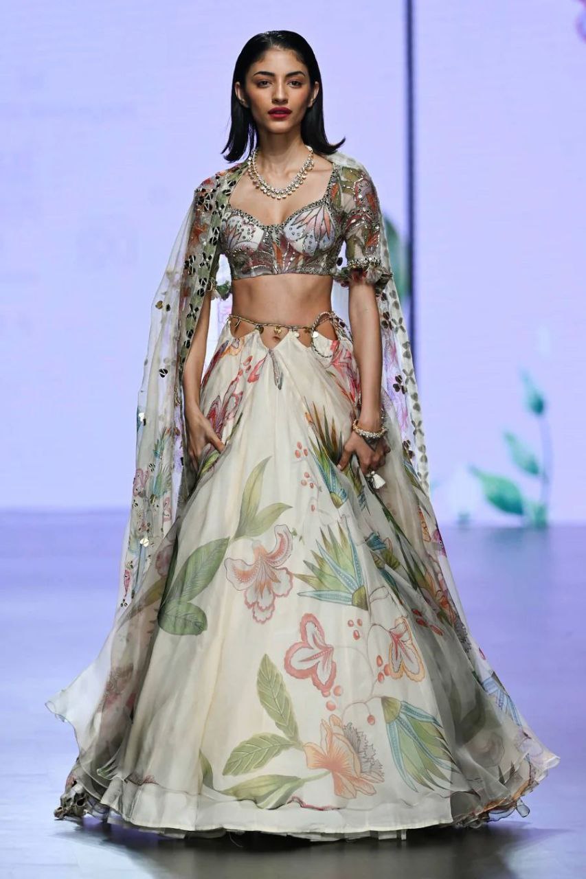 Einführung eines 4 Meter ausgestellten Lehenga mit Paillettenstickerei und Cut-Work
