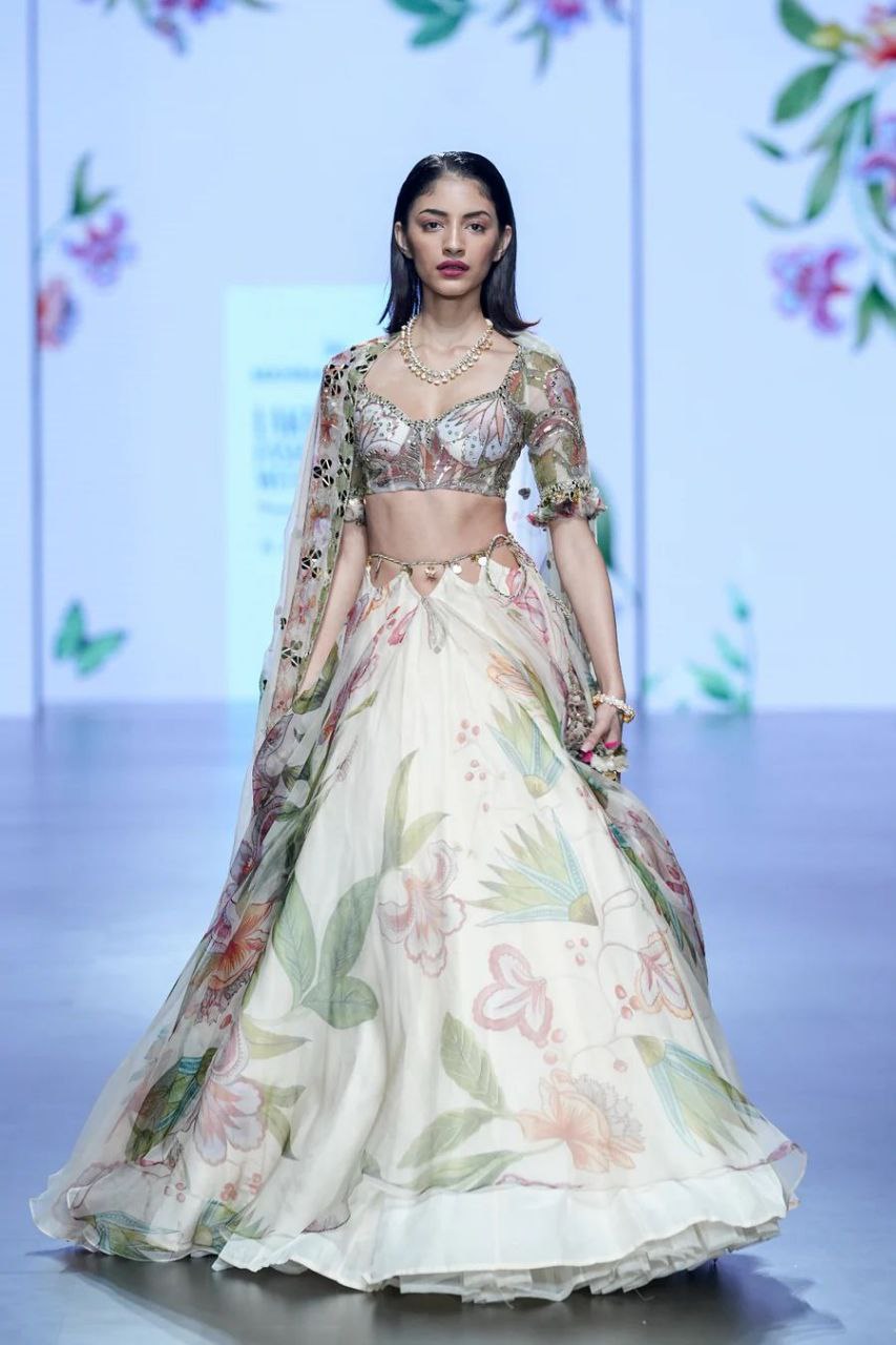 Einführung eines 4 Meter ausgestellten Lehenga mit Paillettenstickerei und Cut-Work