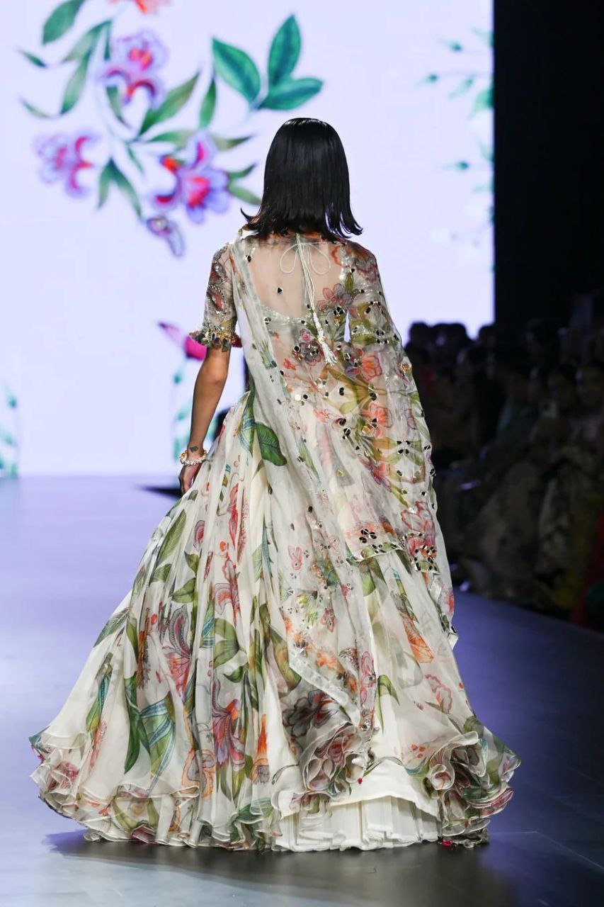 Einführung eines 4 Meter ausgestellten Lehenga mit Paillettenstickerei und Cut-Work