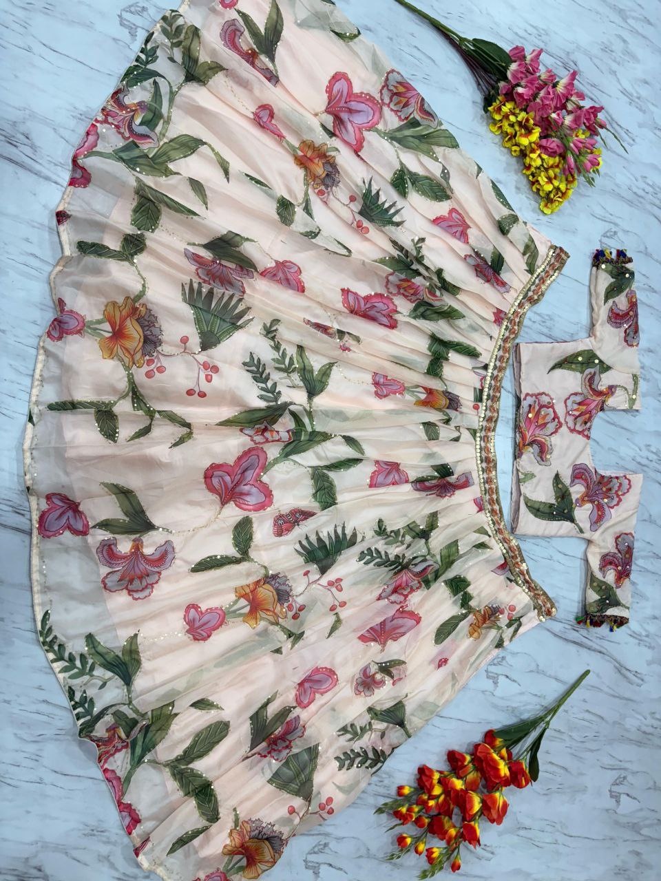 Einführung eines 4 Meter ausgestellten Lehenga mit Paillettenstickerei und Cut-Work